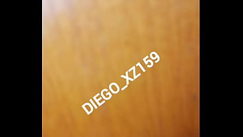 Escucho a mi mamá detrás de su puerta Escucho a mi mamá detrás de su puerta