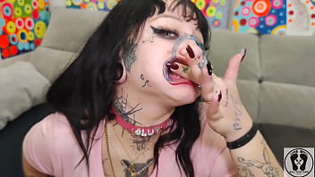 Bimbo curvy girl mouth tongue fetish