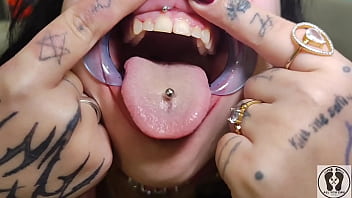 Bimbo curvy girl mouth tongue fetish