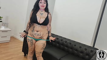 Bimbo curvy girl mouth tongue fetish