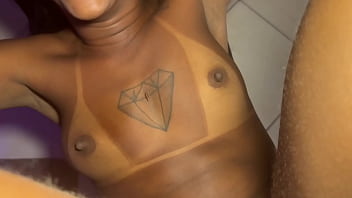 Achei a negona no pagode e arrastei pro motel meti muito leite na sua buceta e depois chupei ela toda gozada