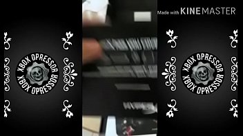 Fone gostoso saindo da jaula e embrazando na live