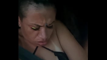 O motorista ficou me provocando até que eu caí de boca no pau dele dentro do carro