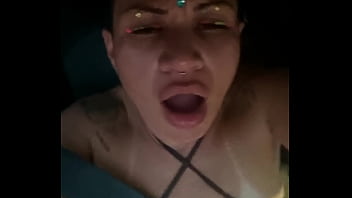 O motorista ficou me provocando até que eu caí de boca no pau dele dentro do carro