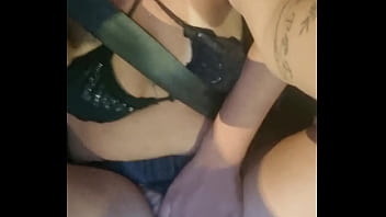 O motorista ficou me provocando até que eu caí de boca no pau dele dentro do carro