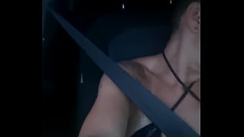 O motorista ficou me provocando até que eu caí de boca no pau dele dentro do carro