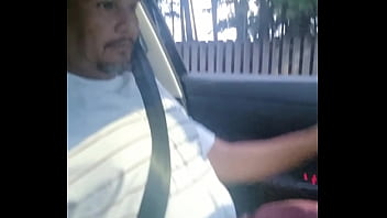 O motorista ficou me provocando até que eu caí de boca no pau dele dentro do carro