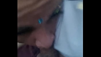 O motorista ficou me provocando até que eu caí de boca no pau dele dentro do carro