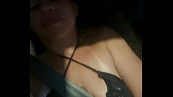 O motorista ficou me provocando até que eu caí de boca no pau dele dentro do carro