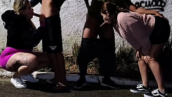 Milf brasileira foi para no beco da favela trepou muito com estranho