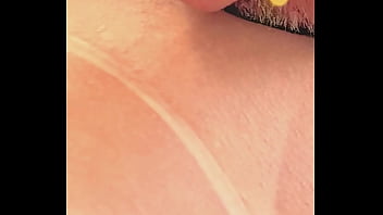 Rainha hotwife batendo no corno e ele tentando fuder rola pequena merece apanhar mesmo