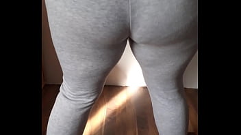 Stiefwester amateur twerkt mit dickem hintern