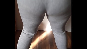 Stiefwester amateur twerkt mit dickem hintern