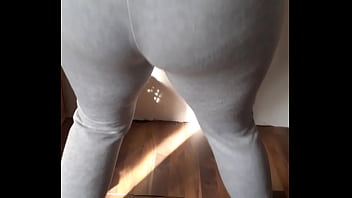 Stiefwester amateur twerkt mit dickem hintern