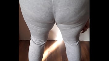 Stiefwester amateur twerkt mit dickem hintern