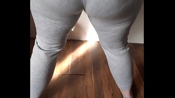 Stiefwester amateur twerkt mit dickem hintern