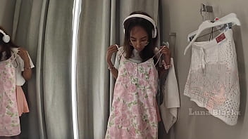Chica es grabada en probador todos la veran desnuda
