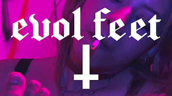 Even when i'm smoking i can't stop worshiping your feet