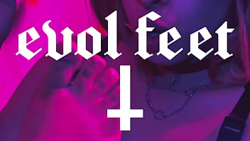 Even when i'm smoking i can't stop worshiping your feet