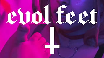 Even when i'm smoking i can't stop worshiping your feet