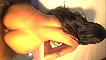 Lil brunette apoiadinha na beirada da cama enquanto tem a buceta arrombada no pelo que tesuda