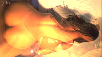 Lil brunette apoiadinha na beirada da cama enquanto tem a buceta arrombada no pelo que tesuda