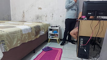 Dona de casa solitária não resiste ao técnico da net e faz o marido de trouxa