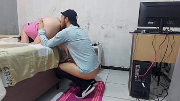 Dona de casa solitária não resiste ao técnico da net e faz o marido de trouxa