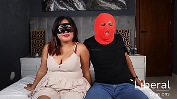 Cuckold permite que se cojan a su esposa entre varios desconocidos