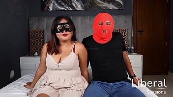 Cuckold permite que se cojan a su esposa entre varios desconocidos