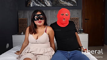 Cuckold permite que se cojan a su esposa entre varios desconocidos