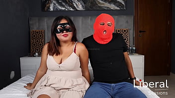 Cuckold permite que se cojan a su esposa entre varios desconocidos