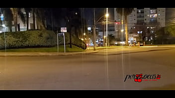 Moto boy persegue mulher que mostra seios no teto solar do carro