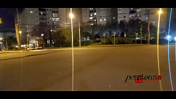 Moto boy persegue mulher que mostra seios no teto solar do carro