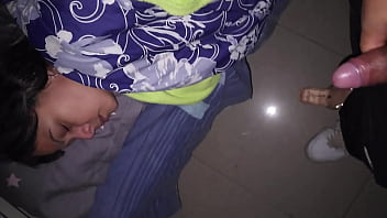 Mi madrastra hechada en mi cama