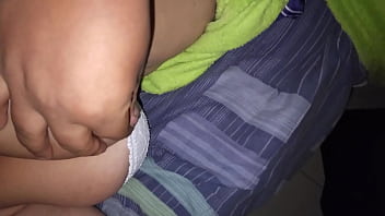 Mi madrastra hechada en mi cama