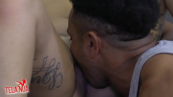 Chegamos da academia fui logo malhando meu cuzinho na pica do amigo da minha amiga