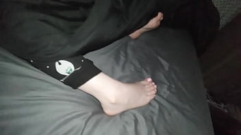 Jerking off while secretly and sucking lol toes