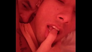 él Me Da Bien Delicioso En La Cama thumbnail