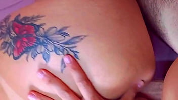 Entregador gostoso pedi para ele não gozar na minha boca e ele gozou