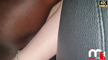 Achei um negao na rodoviaria e o chamei para me foder no carro enquanto o corno dirige