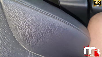 Achei um negao na rodoviaria e o chamei para me foder no carro enquanto o corno dirige