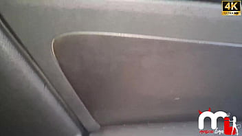 Achei um negao na rodoviaria e o chamei para me foder no carro enquanto o corno dirige