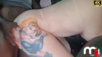 Achei um negao na rodoviaria e o chamei para me foder no carro enquanto o corno dirige