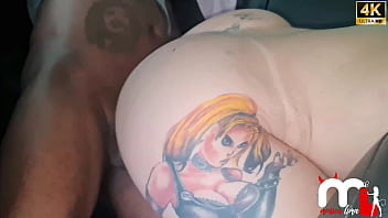 Achei um negao na rodoviaria e o chamei para me foder no carro enquanto o corno dirige