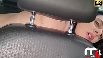 Achei um negao na rodoviaria e o chamei para me foder no carro enquanto o corno dirige