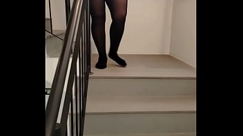 Madrasta se exibindo com calça transparente