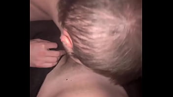 Devant la tv je n’ai pas résisté à son regard et son envie l’ai sucé avec passion jusqu’à ce qu’il expl