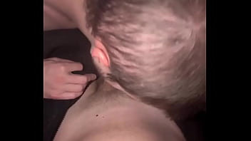 Devant la tv je n’ai pas résisté à son regard et son envie l’ai sucé avec passion jusqu’à ce qu’il expl