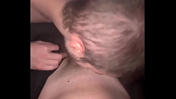 Devant la tv je n’ai pas résisté à son regard et son envie l’ai sucé avec passion jusqu’à ce qu’il expl